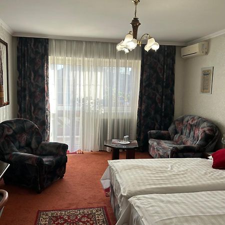 Angela Hotel Berettyóújfalu Buitenkant foto
