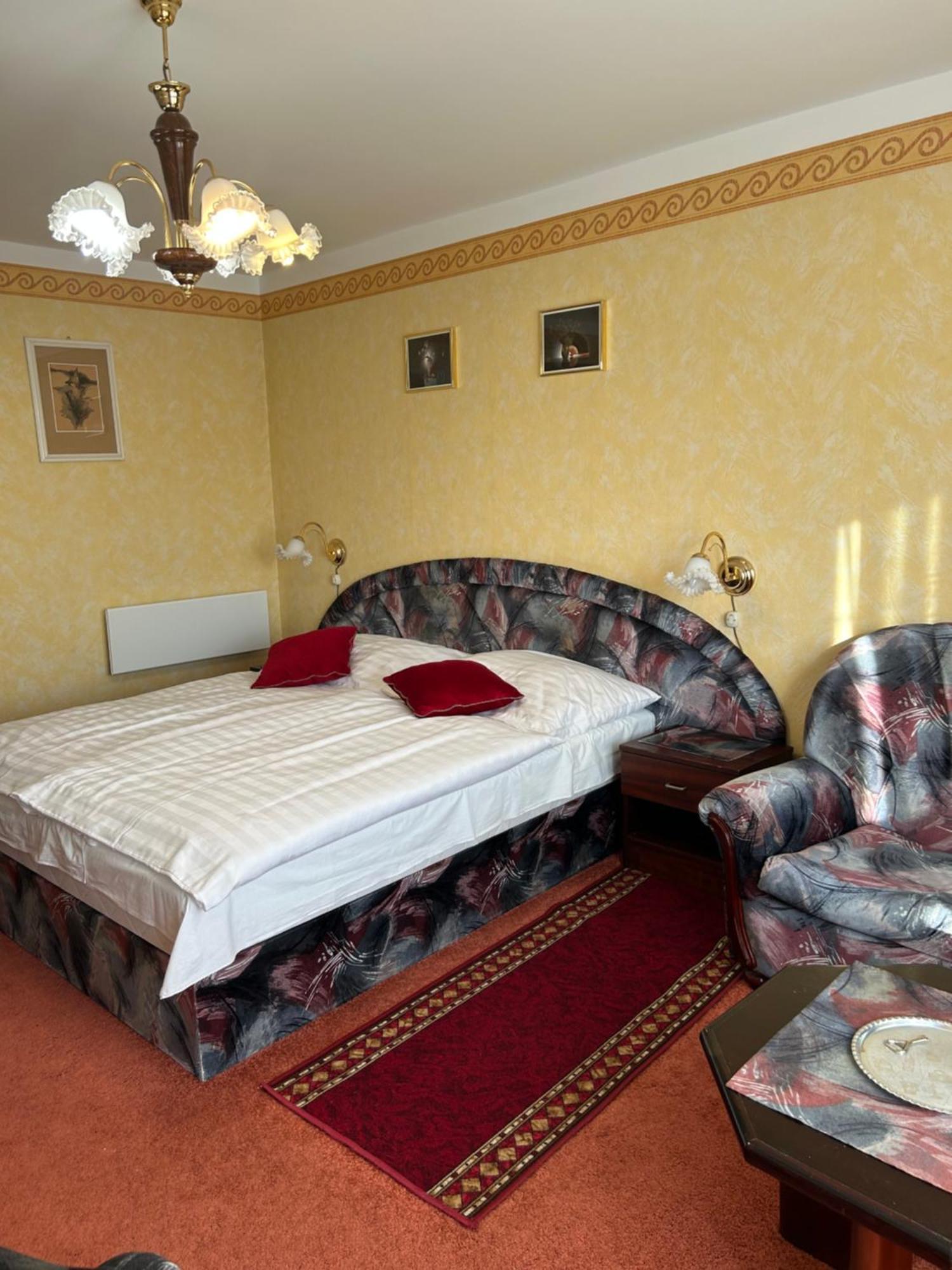 Angela Hotel Berettyóújfalu Buitenkant foto