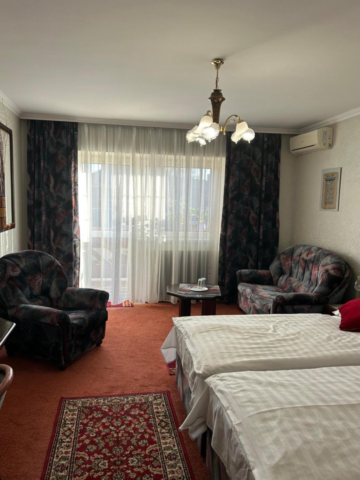 Angela Hotel Berettyóújfalu Buitenkant foto