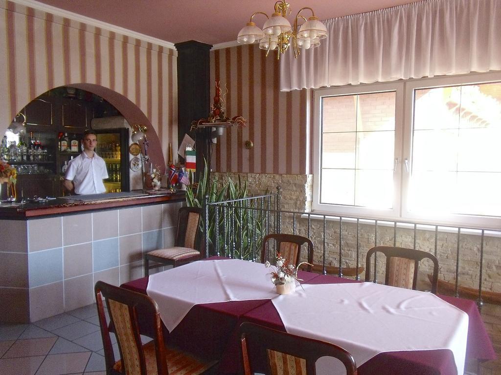 Angela Hotel Berettyóújfalu Buitenkant foto